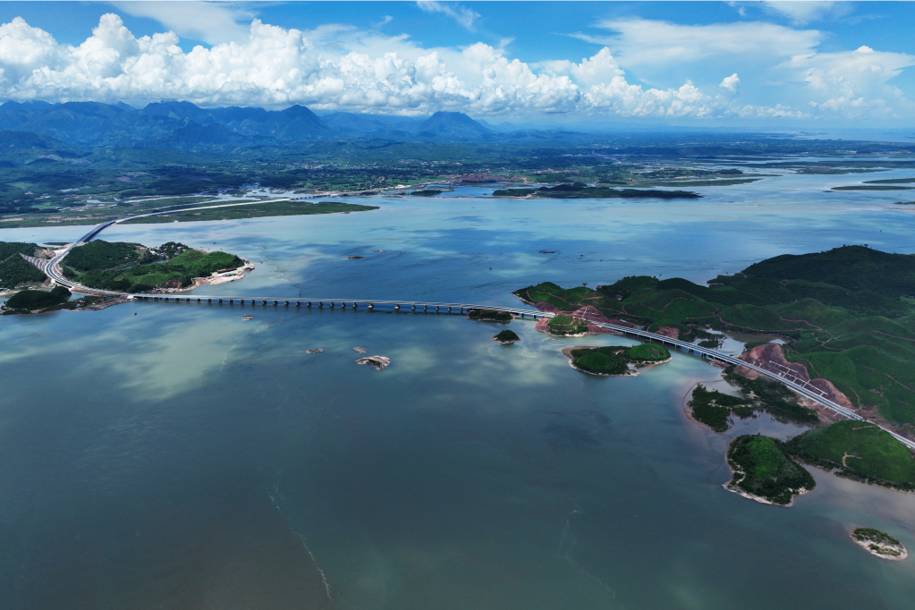 15h ngày 1/9, người dân bắt đầu di chuyển trên cao tốc Vân Đồn - Móng Cái -  Báo Quảng Ninh điện tử