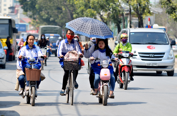 Hành vi đi xe đạp nào dưới đây vi phạm quy tắc giao thông đường bộ?