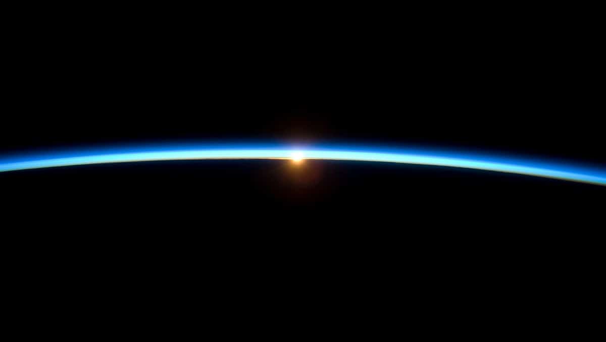 Ranh giới giữa bầu khí quyển của trái đất và không gian vũ trụ bên ngoài có tên gọi là Đường Karman