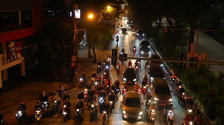 Người lái xe sử dụng đèn như thế nào khi lái xe trong khu đô thị và đông dân cư vào ban đêm?