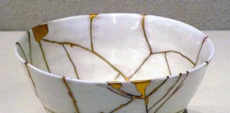 Theo em người cha trong câu chuyện chiếc bát vỡ là người như thế nào?