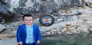 Lạ lùng chàng trai 18 tuổi có gương mặt của trẻ lên 3