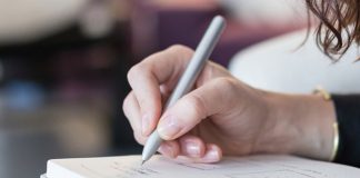 Viết thư thăm hỏi chúc mừng sinh nhật người thân đang ở xa - Tập làm văn  lớp 4